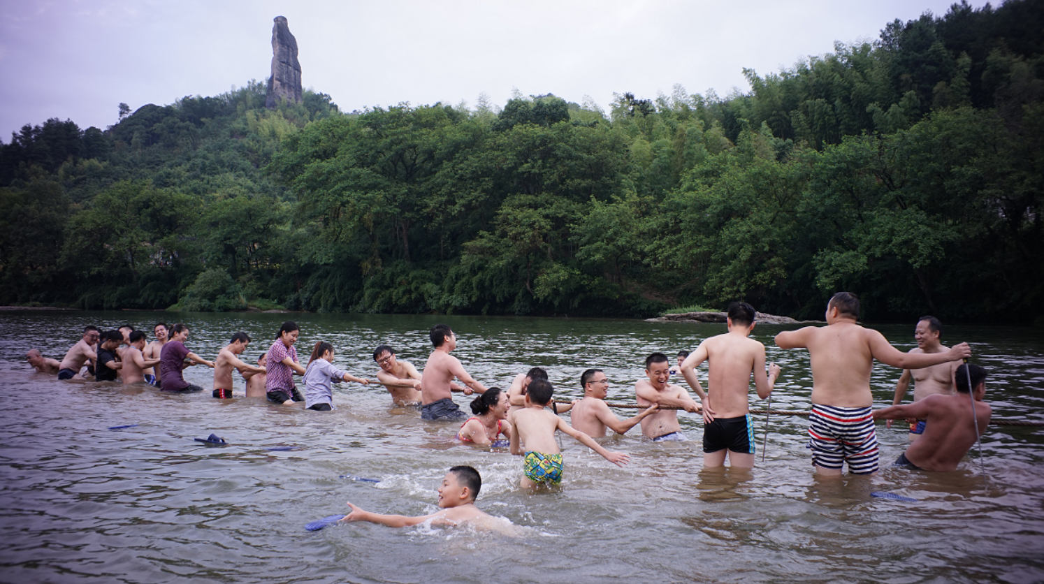 智多星团队在水中进行拔河比赛